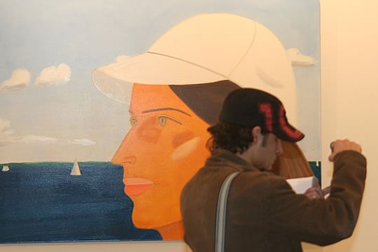 Imagen de un cuadro donde se puede apreciar una figura femenina portando una visera y un visitante que porta la misma pieza de vestuario.