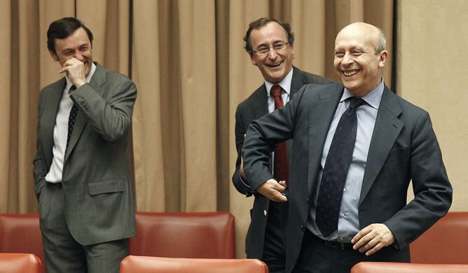 El ministro de Educación, Jose Ignacio Wert, junto a los diputados Alfonso Alonso y Rafael Hernando momentos antes de comparecer en la comisión de Educación del Congreso