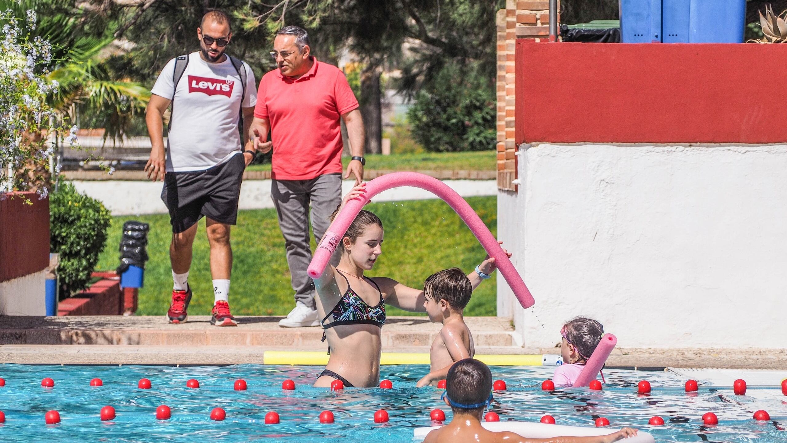 El concejal de Deportes de Elda, Enrique Quílez, ha estado presente en el primer día de la Escuela de Verano