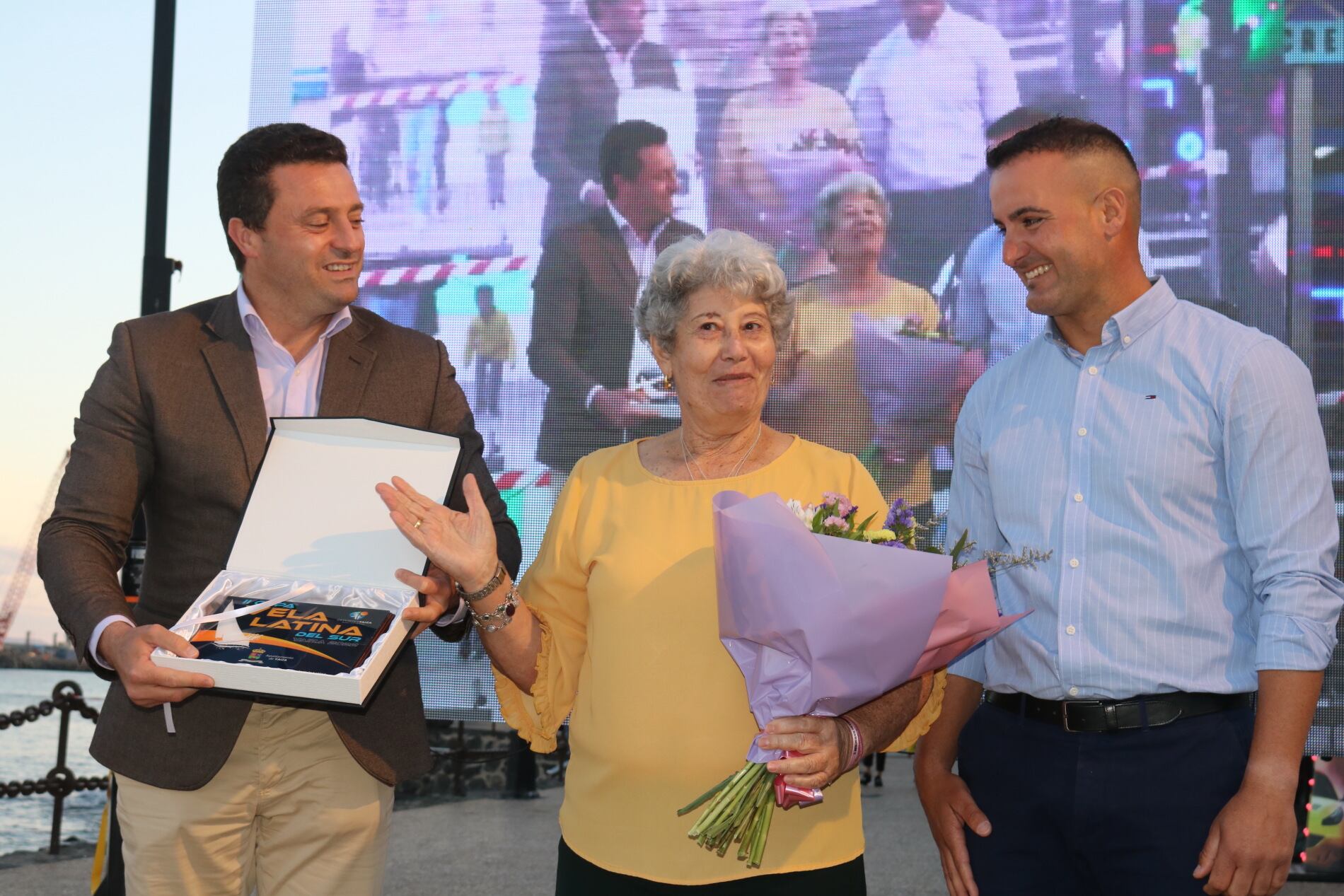 Homenaje a Dolores Cabrera por su contribución al deporte de la Vela Latina.