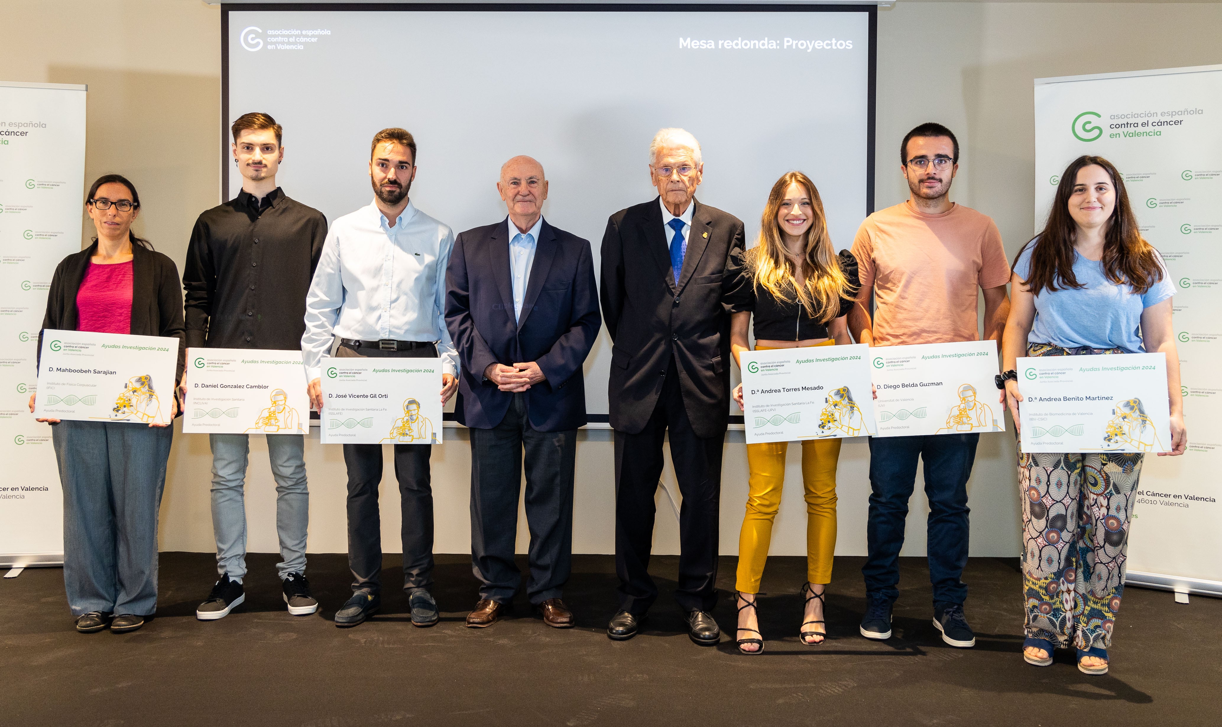 Tomas Trenor, presidente de Contra el Cáncer Valencia, dr. Llombart, vicepresidente y jóvenes investigadores predoctorales