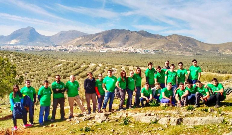 Foto del grupo que ha participado en la plantación en el &#039;Cerro Esperón&#039;