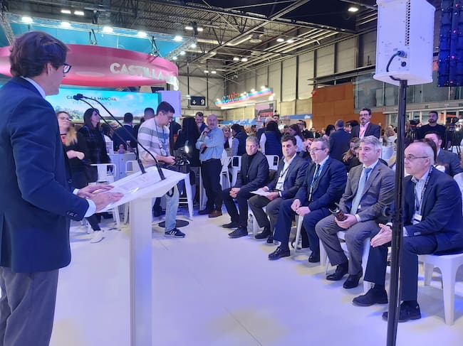 El diputado de Cultura de la Diputación Provincial de Alicante, Juan de Dios Navarro, durante la presentación de la exposición 'Dinastías. Los primeros reinos de la Europa prehistórica'