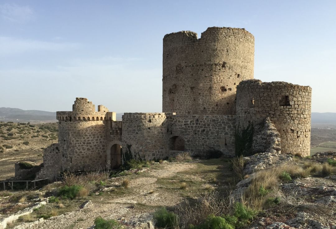 Castillo de Moya (Cuenca) antes de la restauración actual.