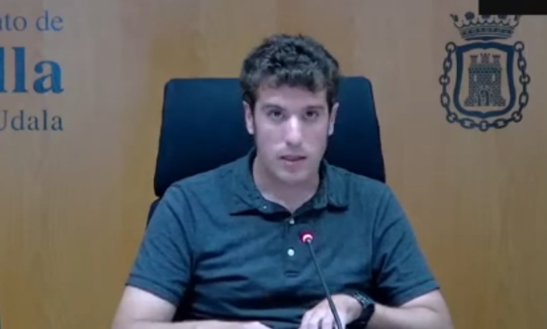 El nuevo alcalde de Tafalla, Xabier Alcuaz, interviene en el pleno