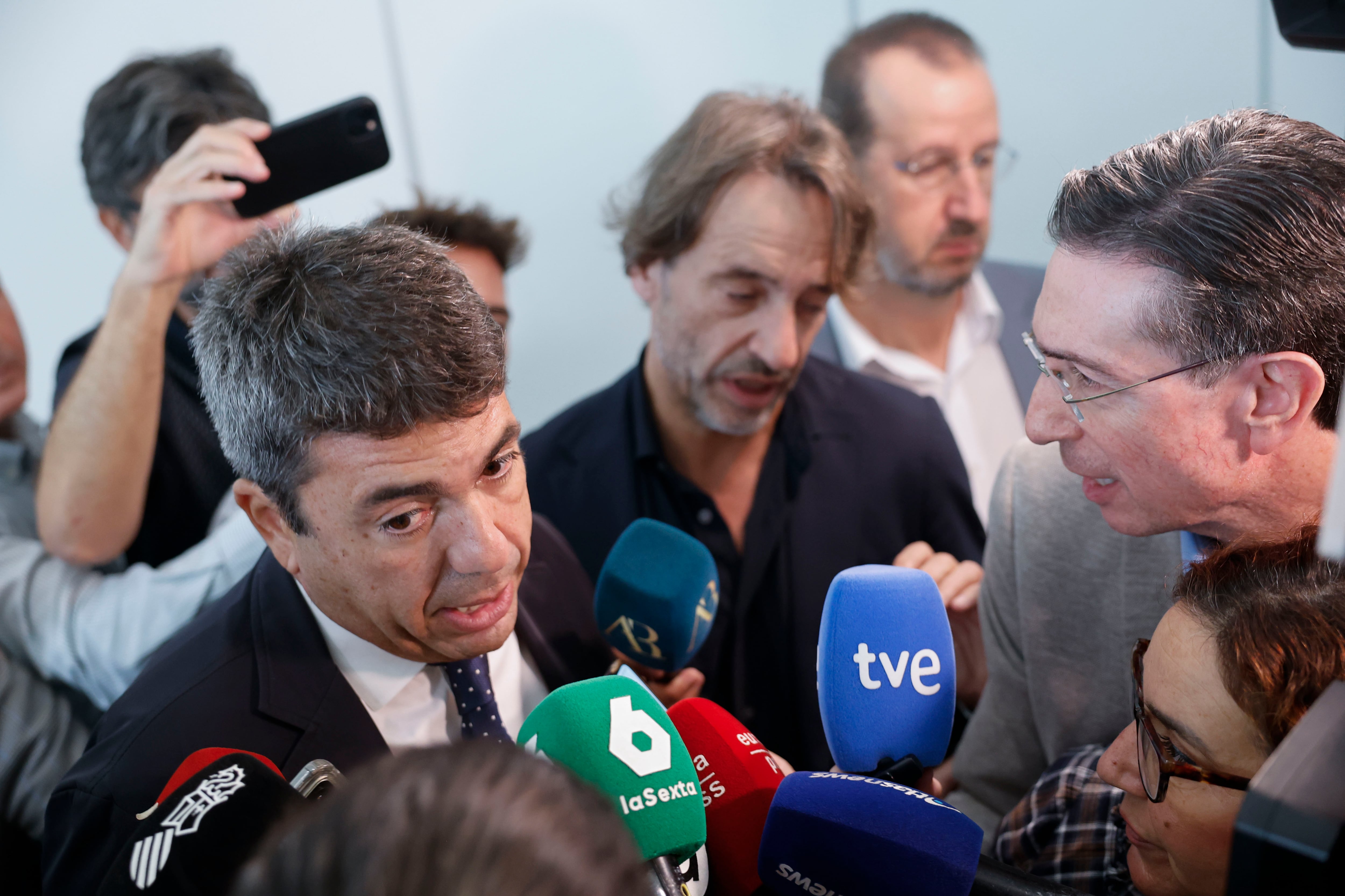 VALENCIA (ESPAÑA), 30/10/2025.- El president de la Generalitat, Carlos Mazón con José Manuel Cuenca detrás