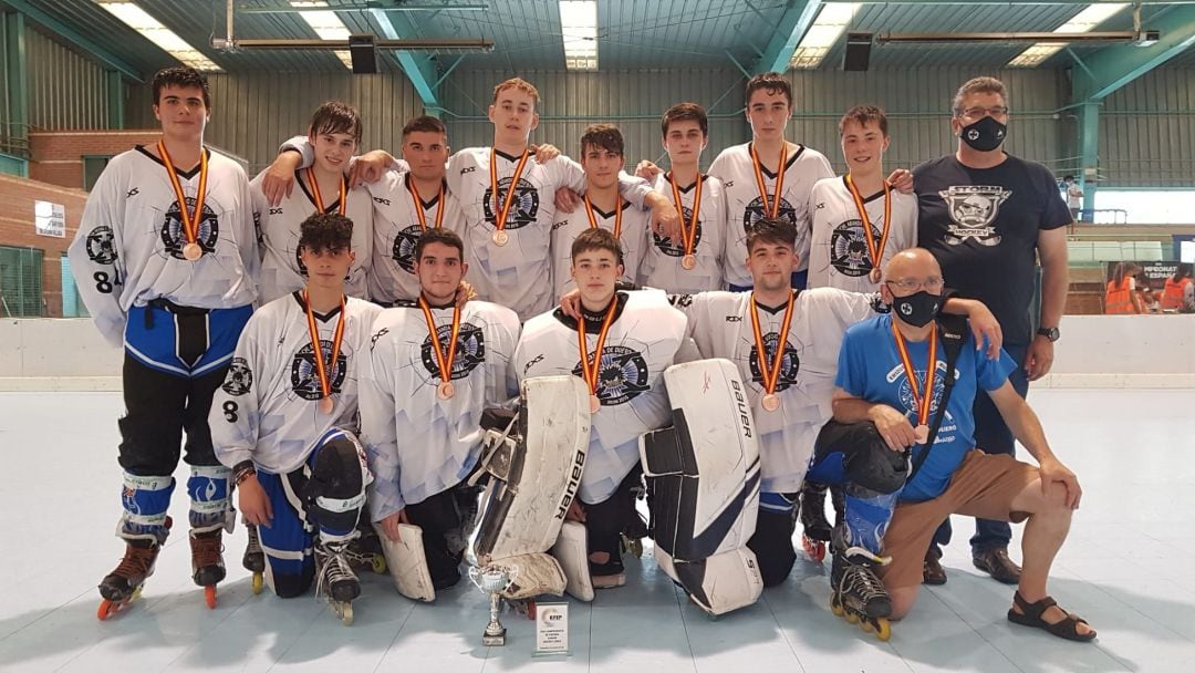 El equipo júnior del Club Hockey Línea Aranda posa con su medalla de bronce en el Nacional disputado en Valladolid.