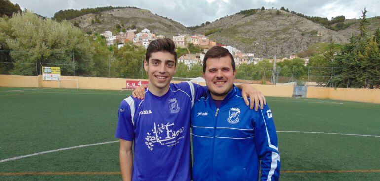 Rufo con el entrenador del Ciudad de Cuenca, David Angulo