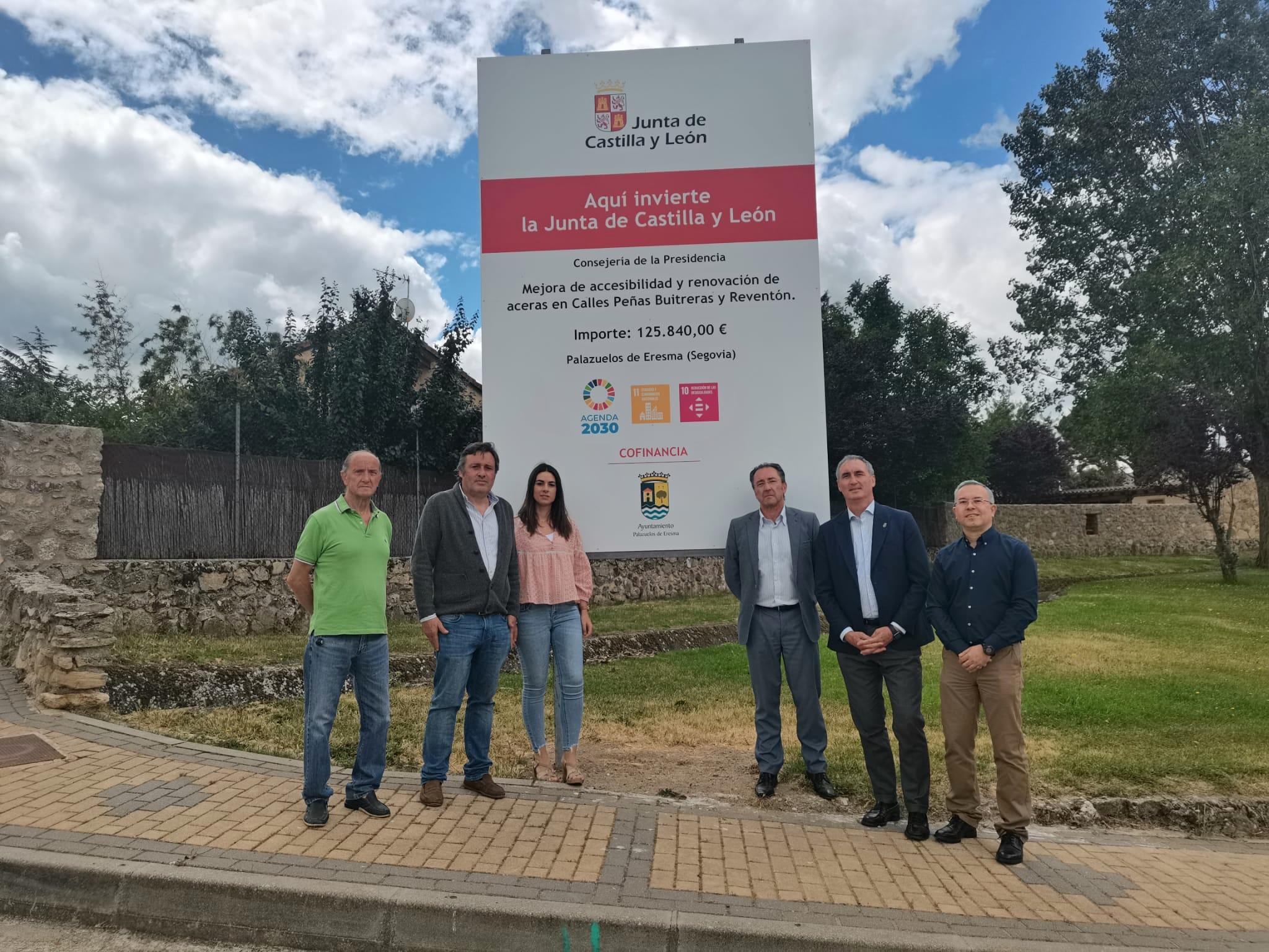 El delegado territorial de la Junta en Segovia con representantes de la corporación municipal de Palazuelos de Eresma