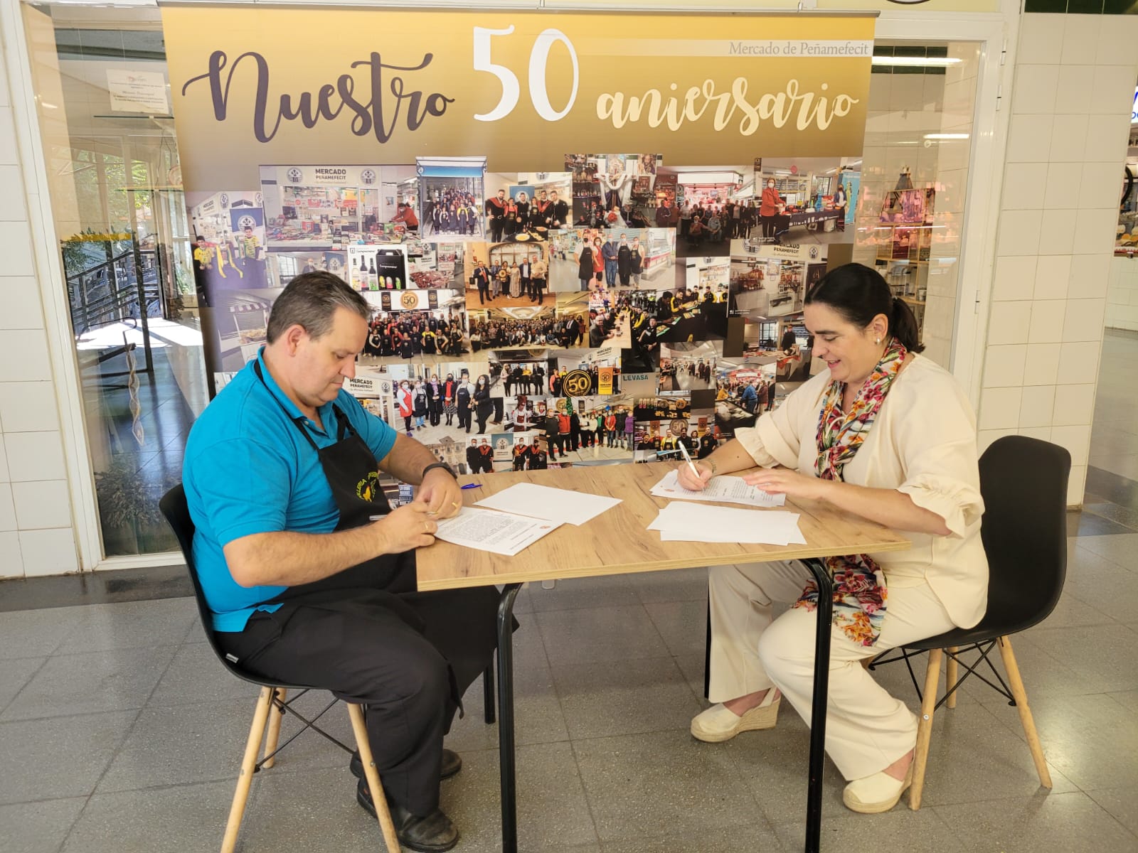 La primera teniente de alcalde y concejal de Mercados, Comercio y Consumo del Ayuntamiento de Jaén, María Orozco, junto con el presidente de la asociación de minoristas del Mercado de Peñamefécit.