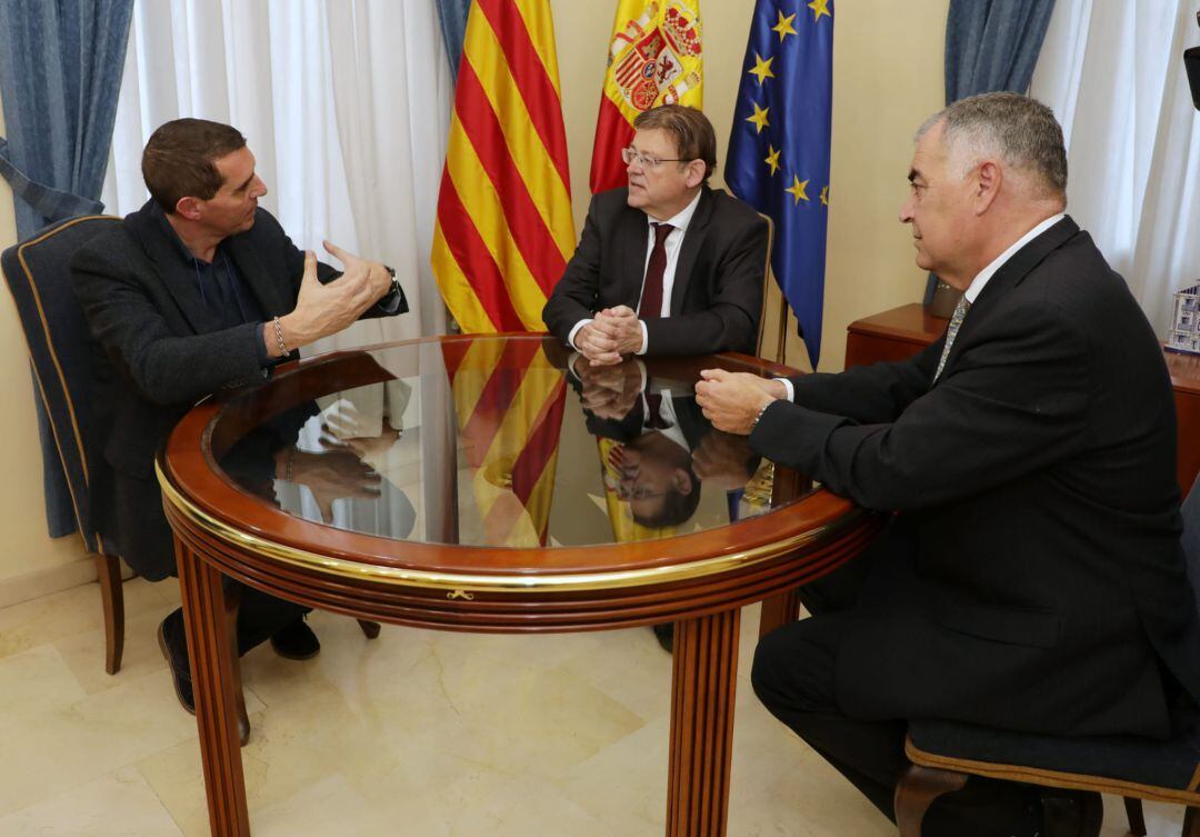 El president Puig (c), junto al catedrático de Análisis Geográfico Regional de la UA, Jorge Olcina (i), y el empresario de Almoradí Antonio Alonso Miravete.