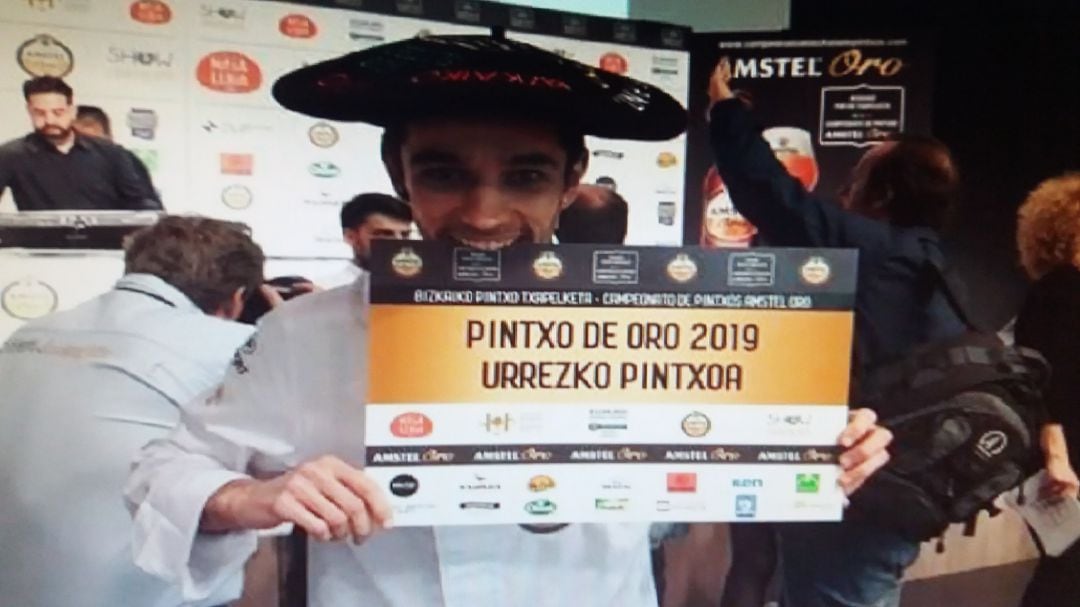 Andoni Pérez posa tras recoger el premio