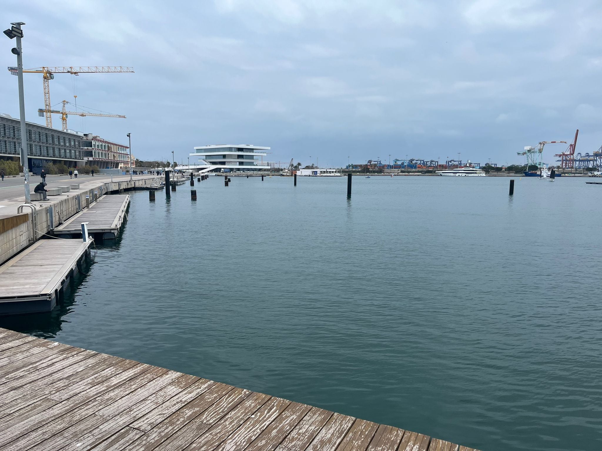 Imágenes del estado actual de La Marina de València.