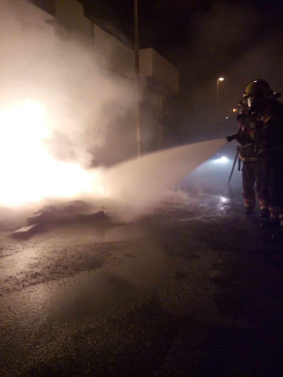 Los bomberos de Lanzarote apagando uno de los incendios del fin de semana en Playa Honda.