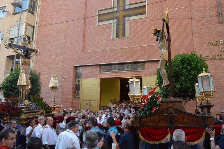Elda y Petrer reúnen a sus Cristos en la parroquia de la Santa Cruz de Petrer