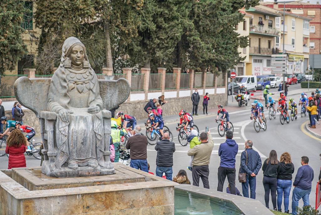 El pelotón ciclista por las calles de Baza