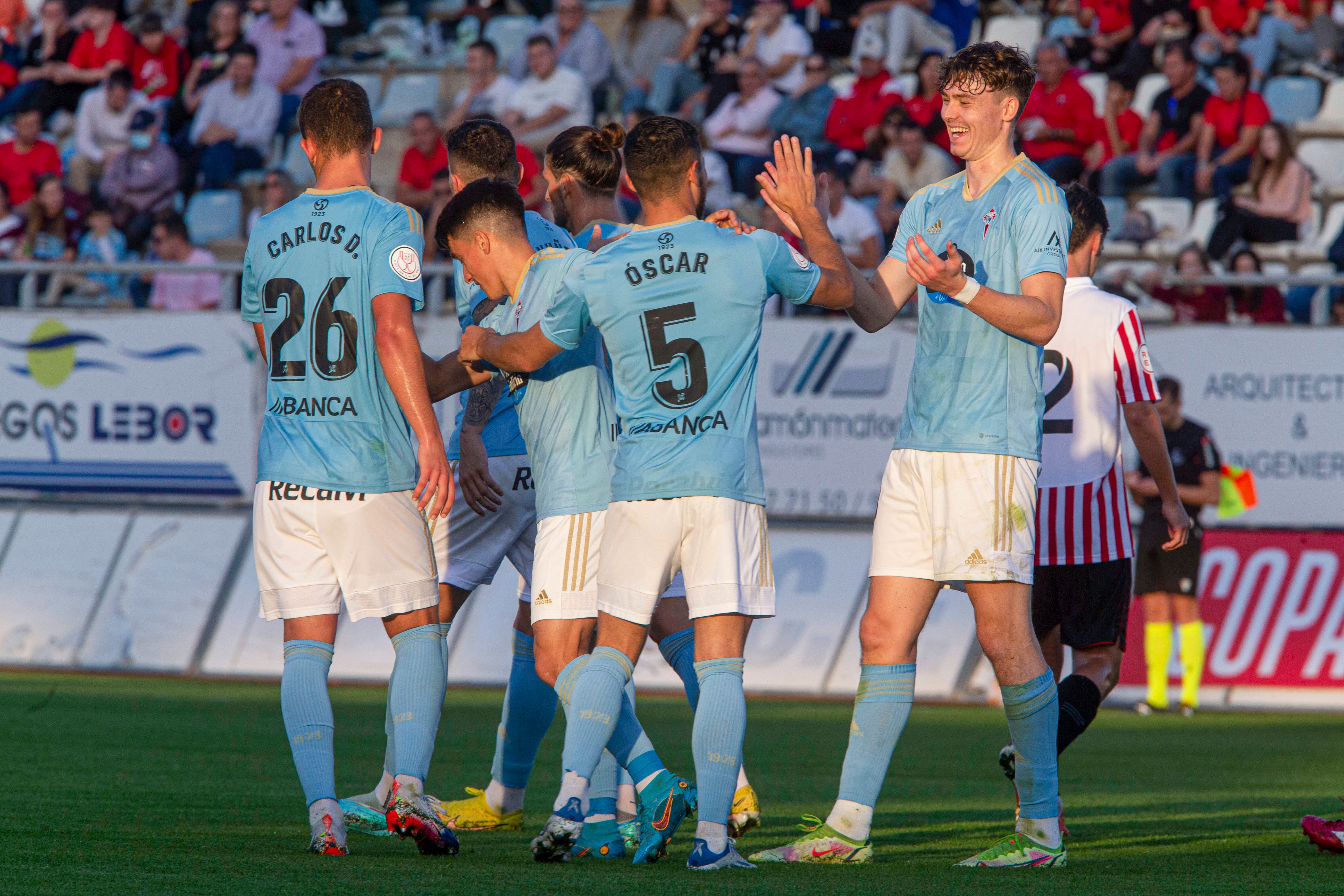 LORCA, (MURCIA), 13/11/2022.- Los jugadores del R.C Celta Óscar (c) y Jorgen Strand Larsen (d) celebran el tercer gol contra el C.D Algar durante el partido de la primera ronda de la Copa de S.M el Rey, este domingo en el estadio Francisco Artes Carrasco de Lorca. EFE/Marcial Guillén