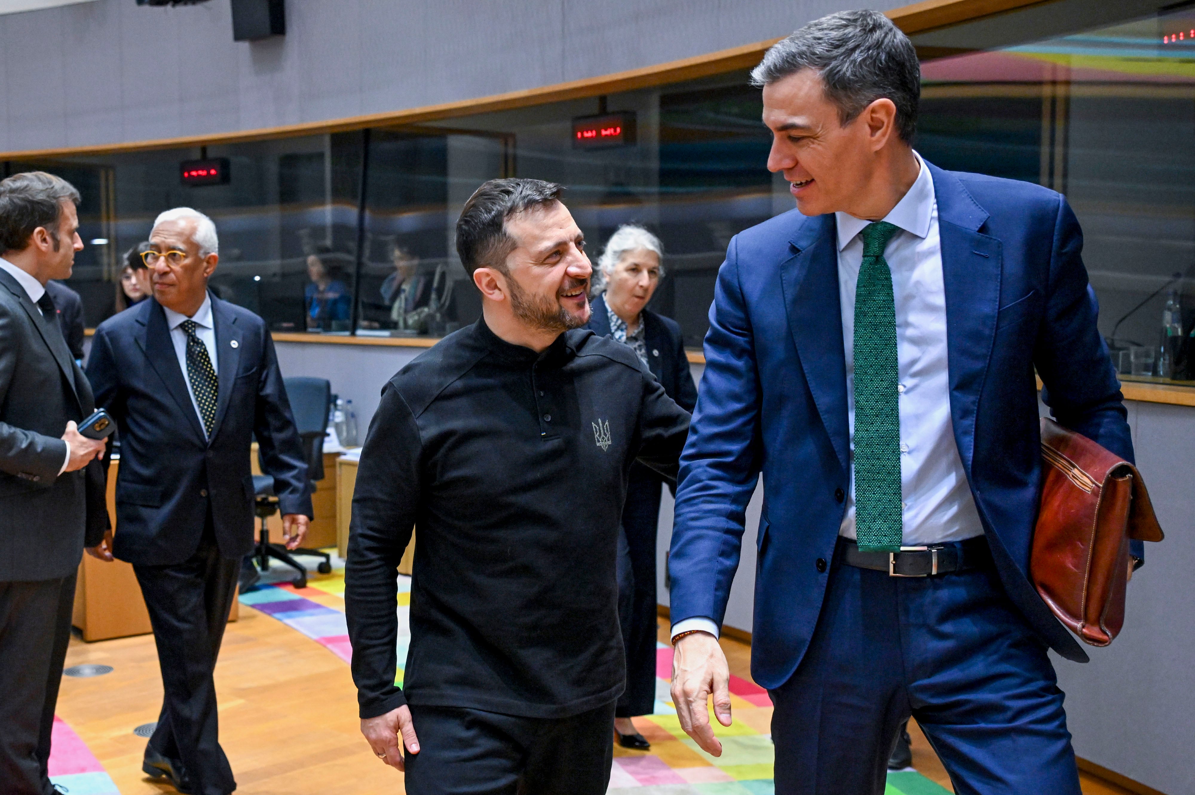 El presidente del Gobierno, Pedro Sánchez, conversa con el presidente de Ucrania Volodimir Zelensky, en una reunión extraordinaria del Consejo Europeo, en Bruselas.