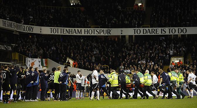 Muamba es sacado del campo en camilla tras desmayarse durante el partido de la Copa de la FA disputado frente al Tottenham Hotspur