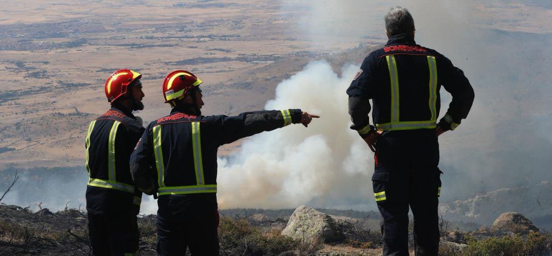 Hasta 20 dotaciones de bomberos trabajan en los focos