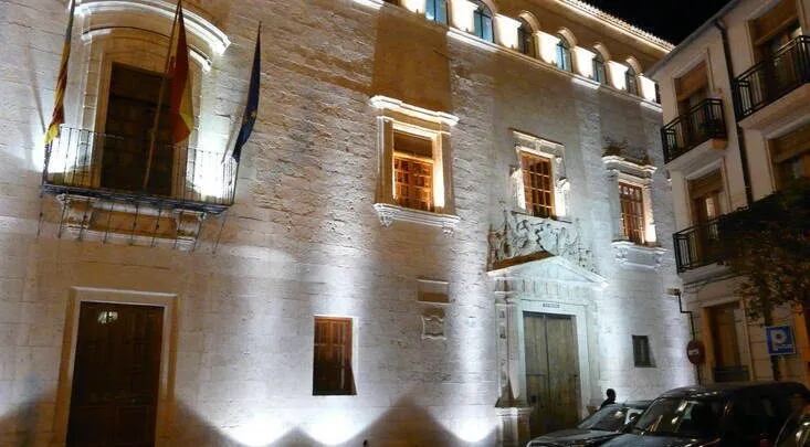 Imagen nocturna de la fachada municipal