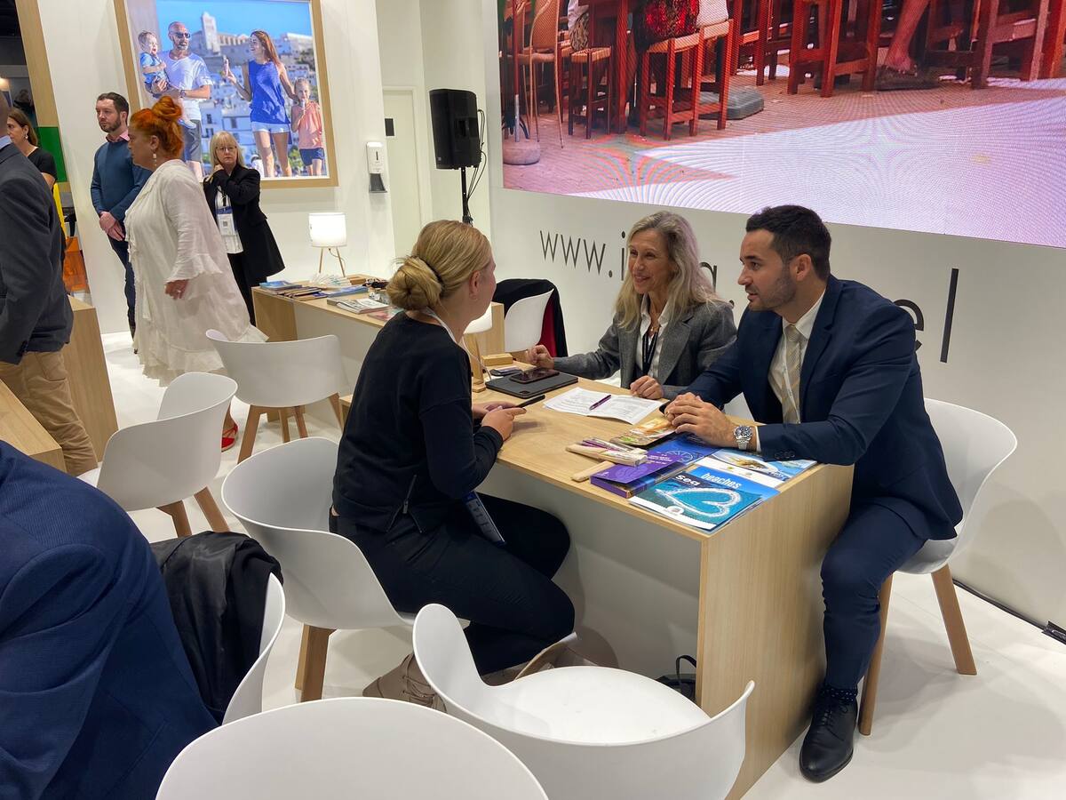 Santa Eulària presenta su ‘Guía de actividades náuticas’ en la primera jornada de la World Travel Market