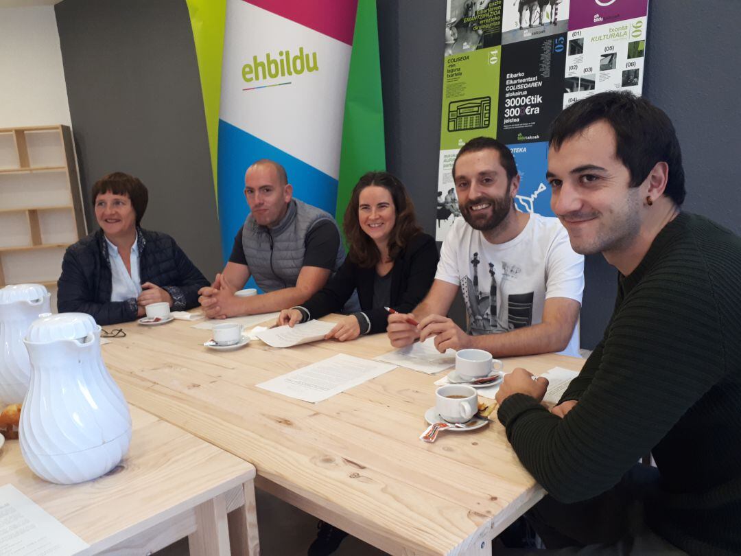 Los cinco ediles de EH Bildu en Eibar han comparecido en el &#039;Bilgune&#039; de la eibarresa calle Bista Eder