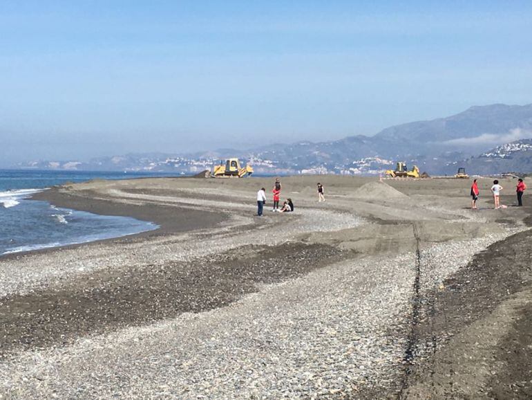 Las obras de adecuación del litoral continúan en Playa Granada, en Motril (Granada), este primero de junio