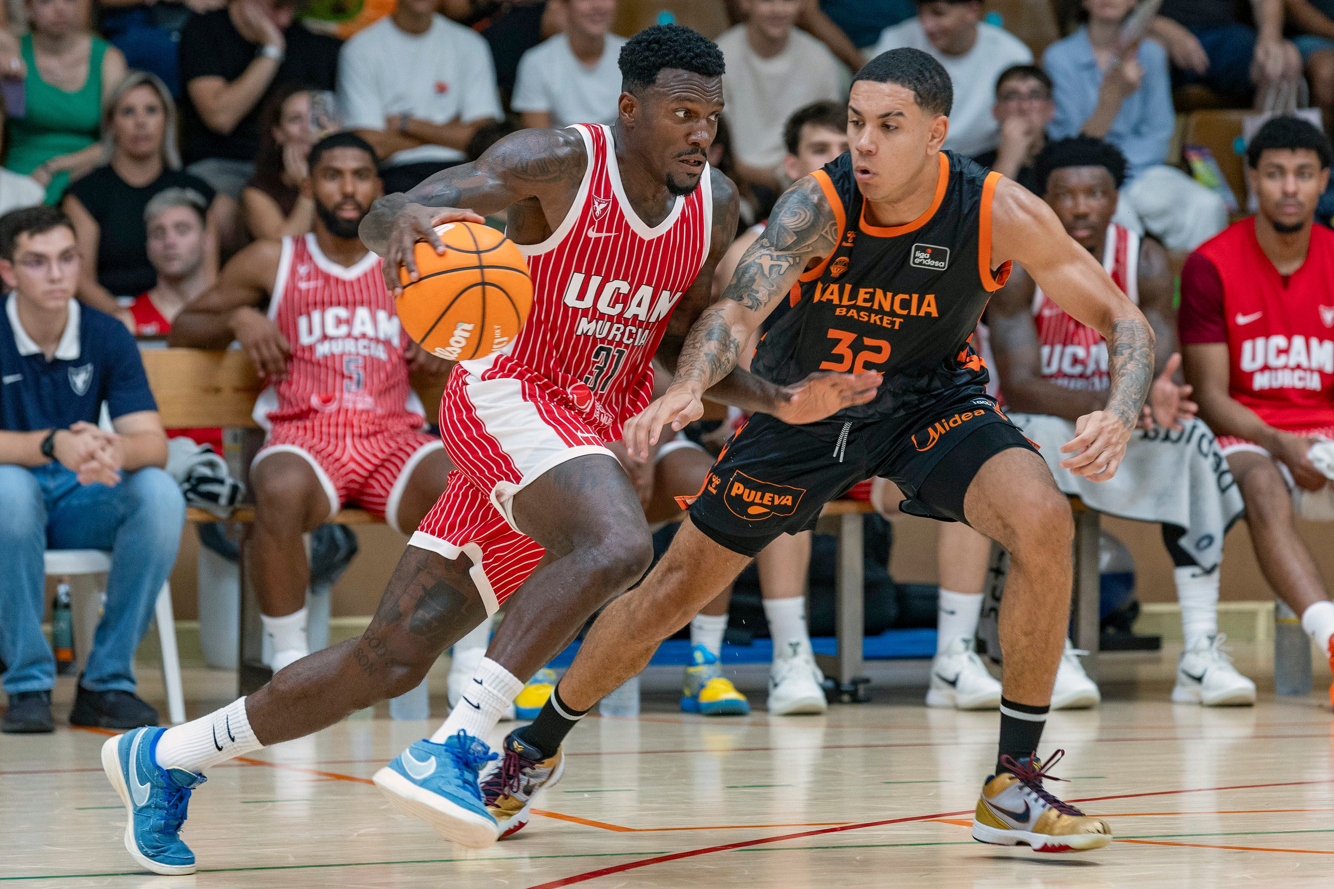 Dylan Ennis conduce el balón en pretemporada