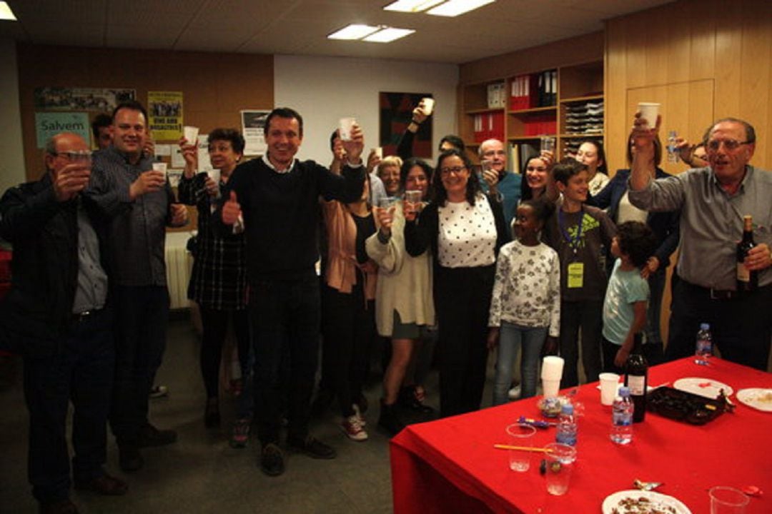 Òscar Ordeig celebra la victòria a la Seu d'Urgell a les municipals d'aquest diumenge.