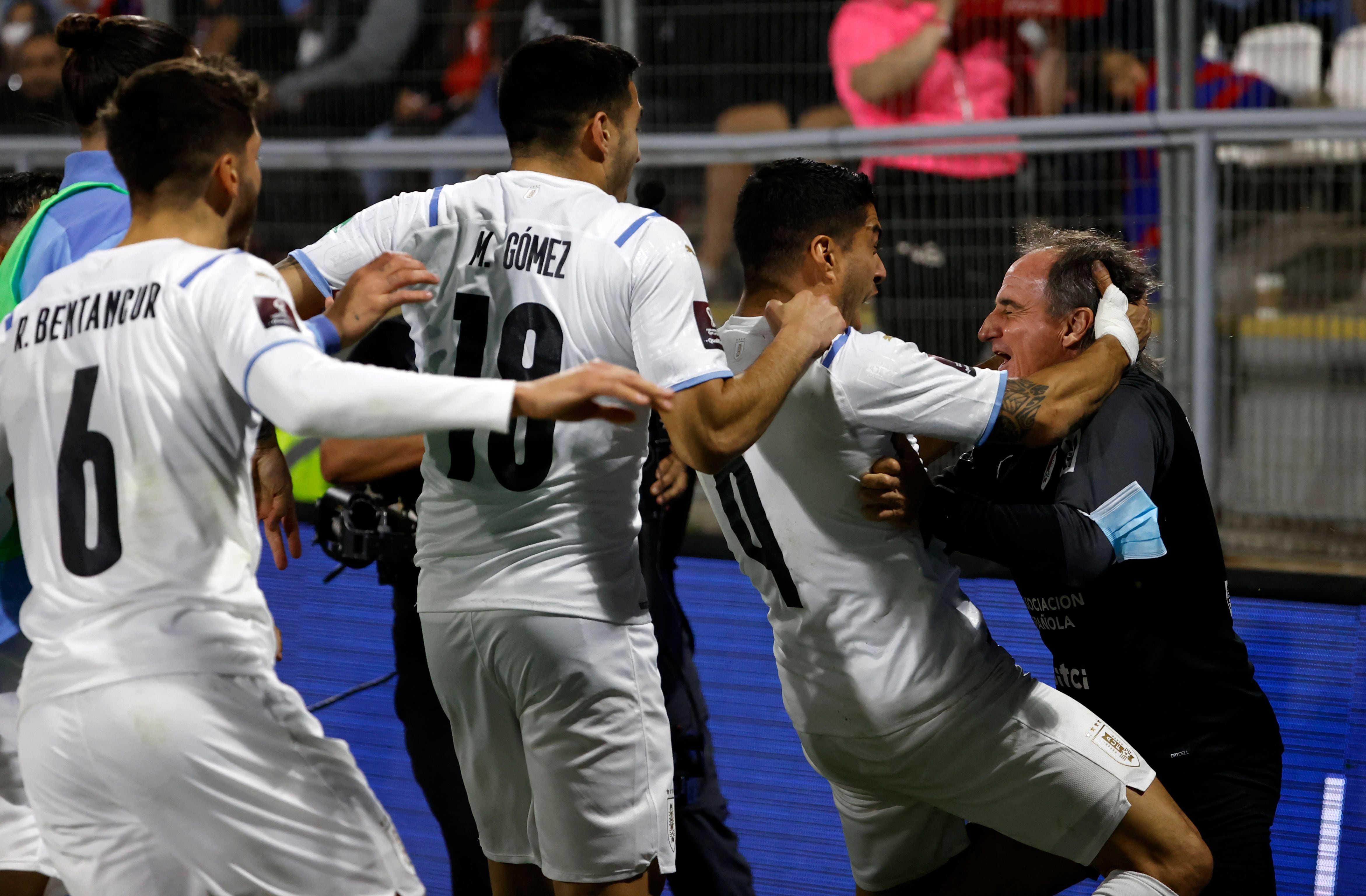 Luis Suárez dedica un gol al &#039;Profe&#039; el pasado mes de marzo.