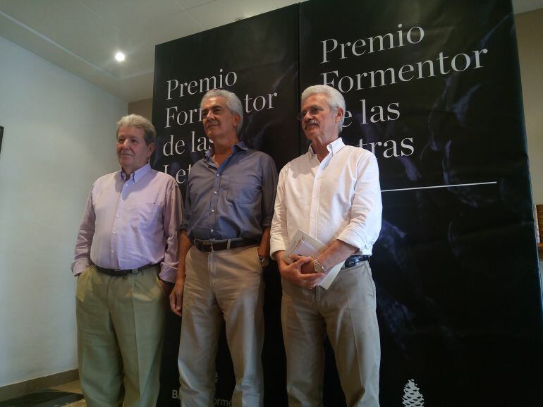 De izquierda a derecha Jorge Herralde, Basilio Baltasar y Guillermo Schavelzon.