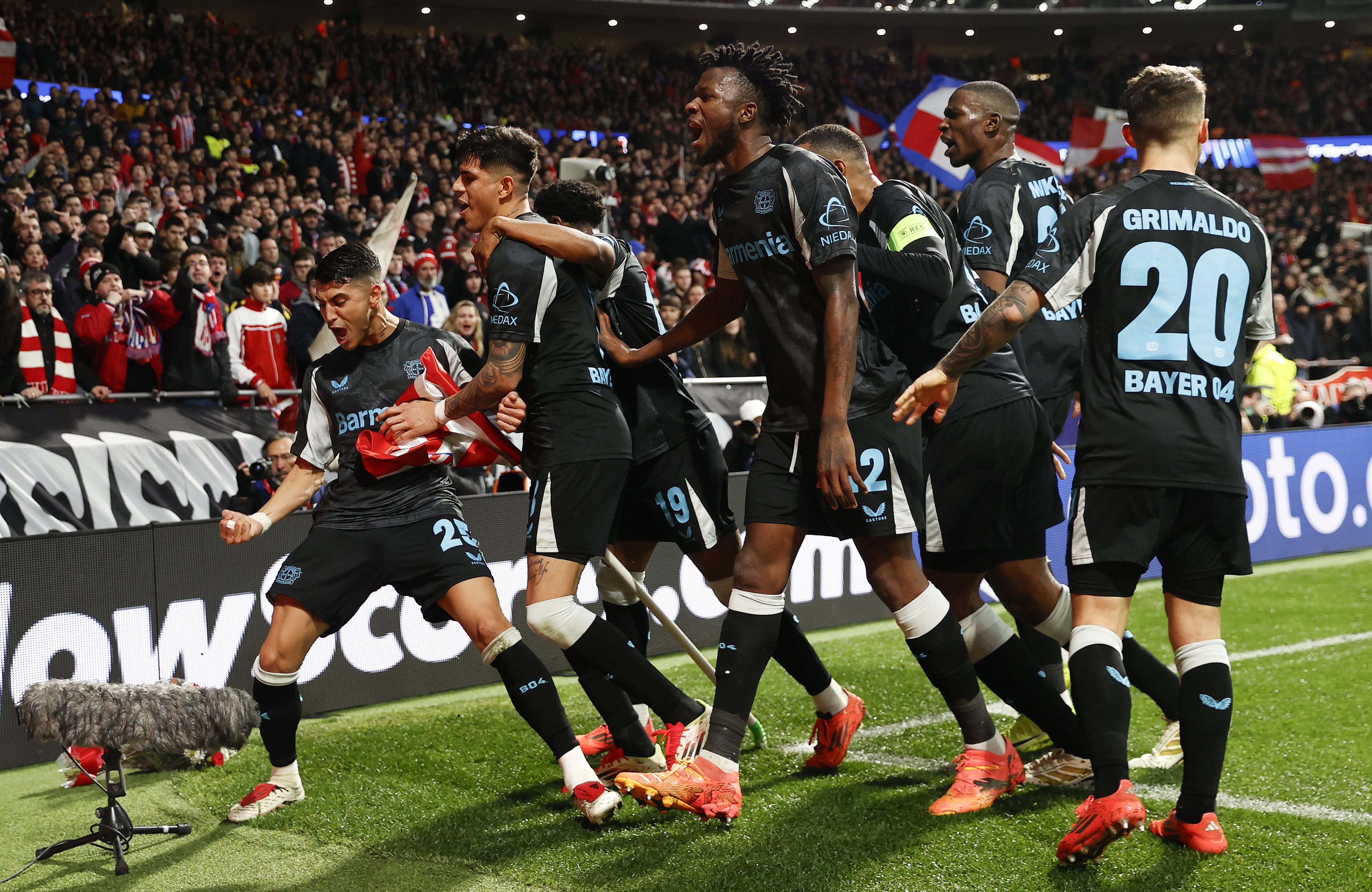 Los jugadores del Bayer Leverkusen celebran el gol al Atlético, momento en el que Frimpong golpea el ramo de flores del córner