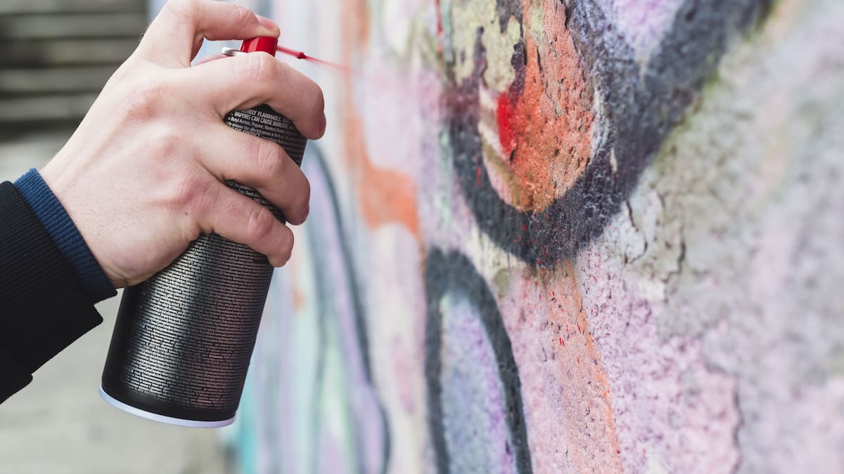 Sorprendidos dos grafiteros pintando vallas en la A-67 y fachadas en Santillana del Mar