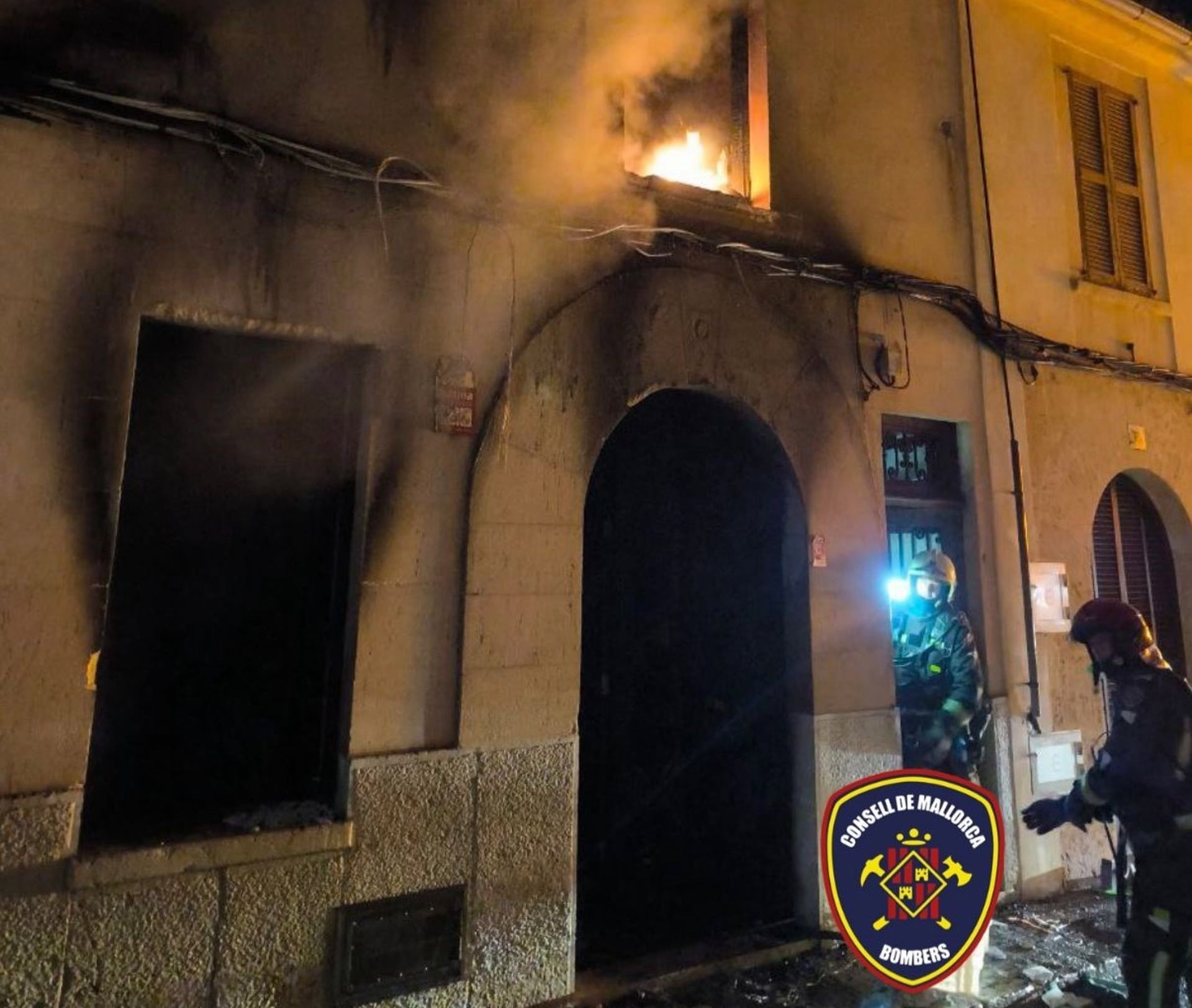 Bombers de Mallorca sofocando el incendio en un inmueble en Llucmajor.