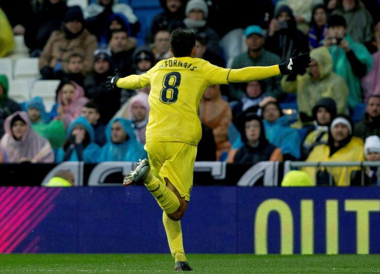 El centrocampista del Villarreal Pablo Fornals celebra el primer gol de su equipo ante el Real Madrid, en partido de liga que se disputa esta tarde en el estadio Santiago Bernabéu. 