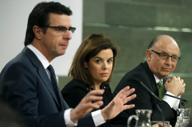 El ministro de Industria, José Manuel Soria (i), la vicepresidenta, Soraya Sáenz de Santamaría, y el ministro de Hacienda, Cristóbal Montoro (d), durante la rueda de prensa posterior a la reunión del Consejo de Ministros