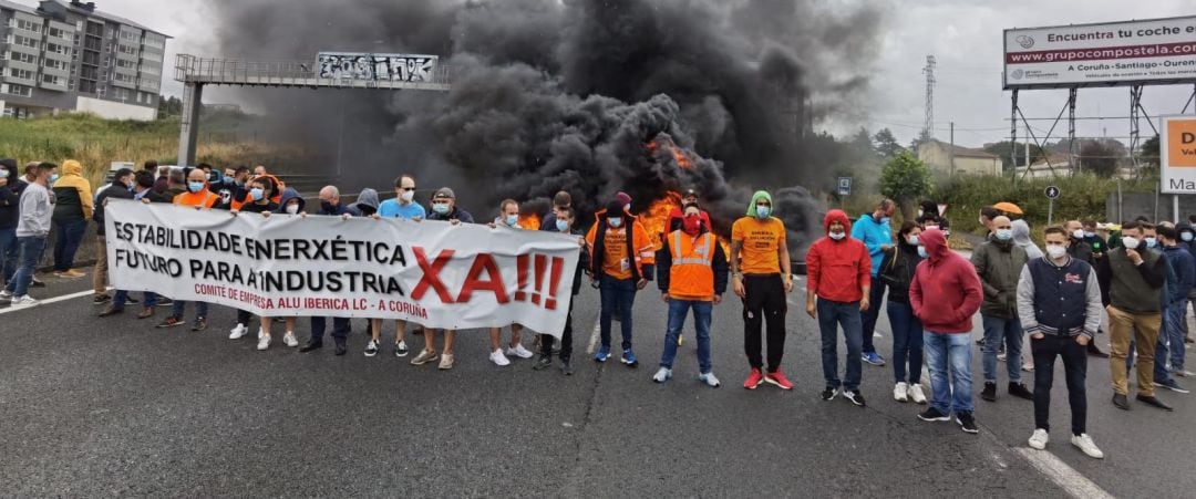 Trabajadores de Alu Ibérica cortan el tráfico en Alfonso Molina, en A Coruña