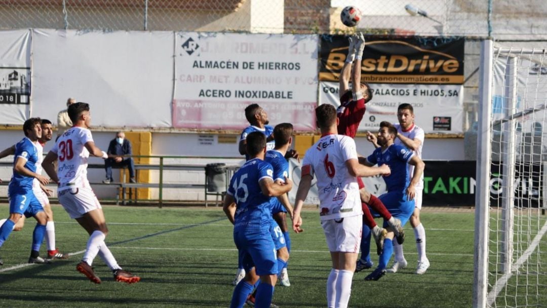 El meta xerecista Camacho despeja un balón aéreo