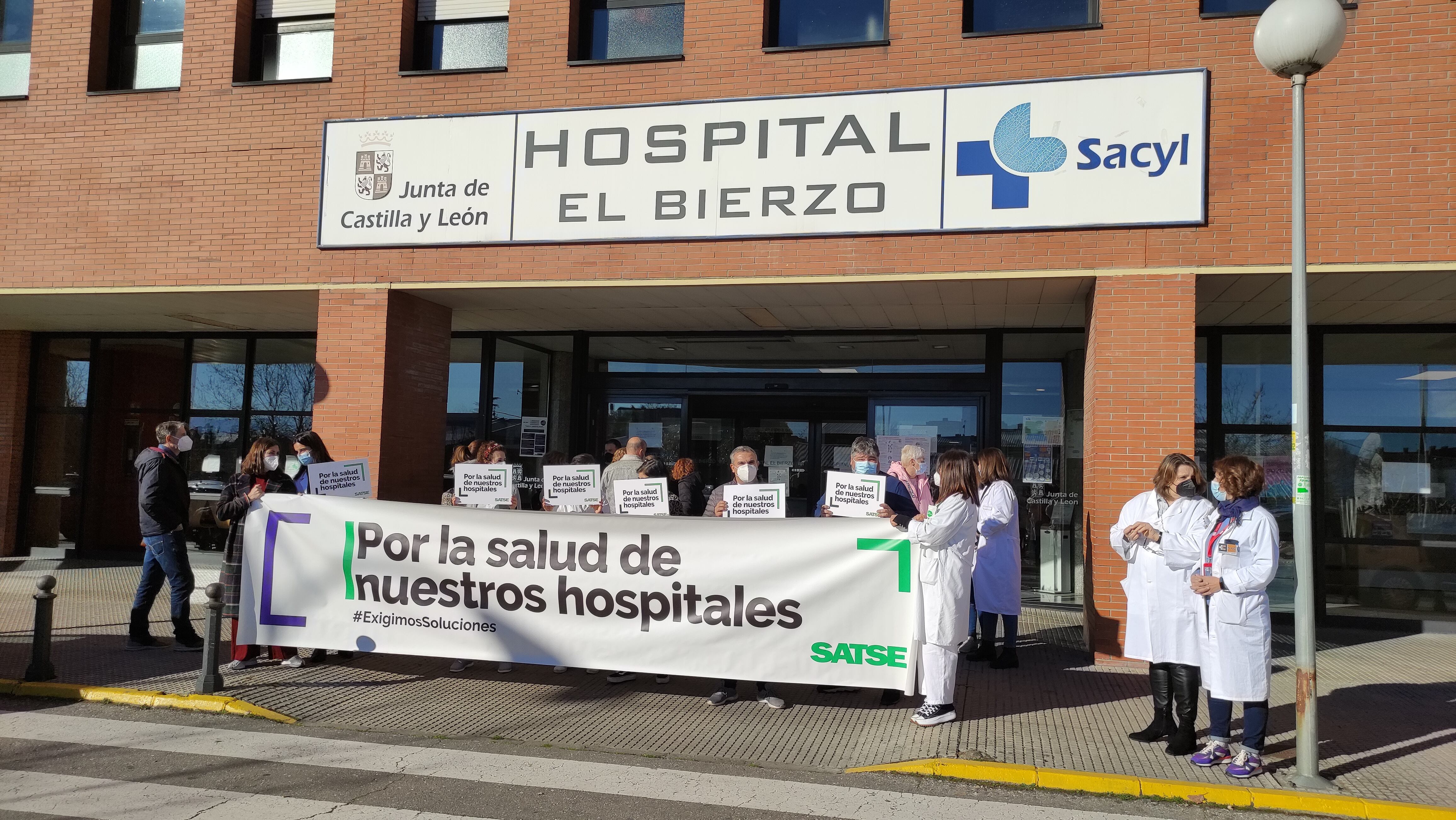 Concentración a las puertas del Hospital del Bierzo