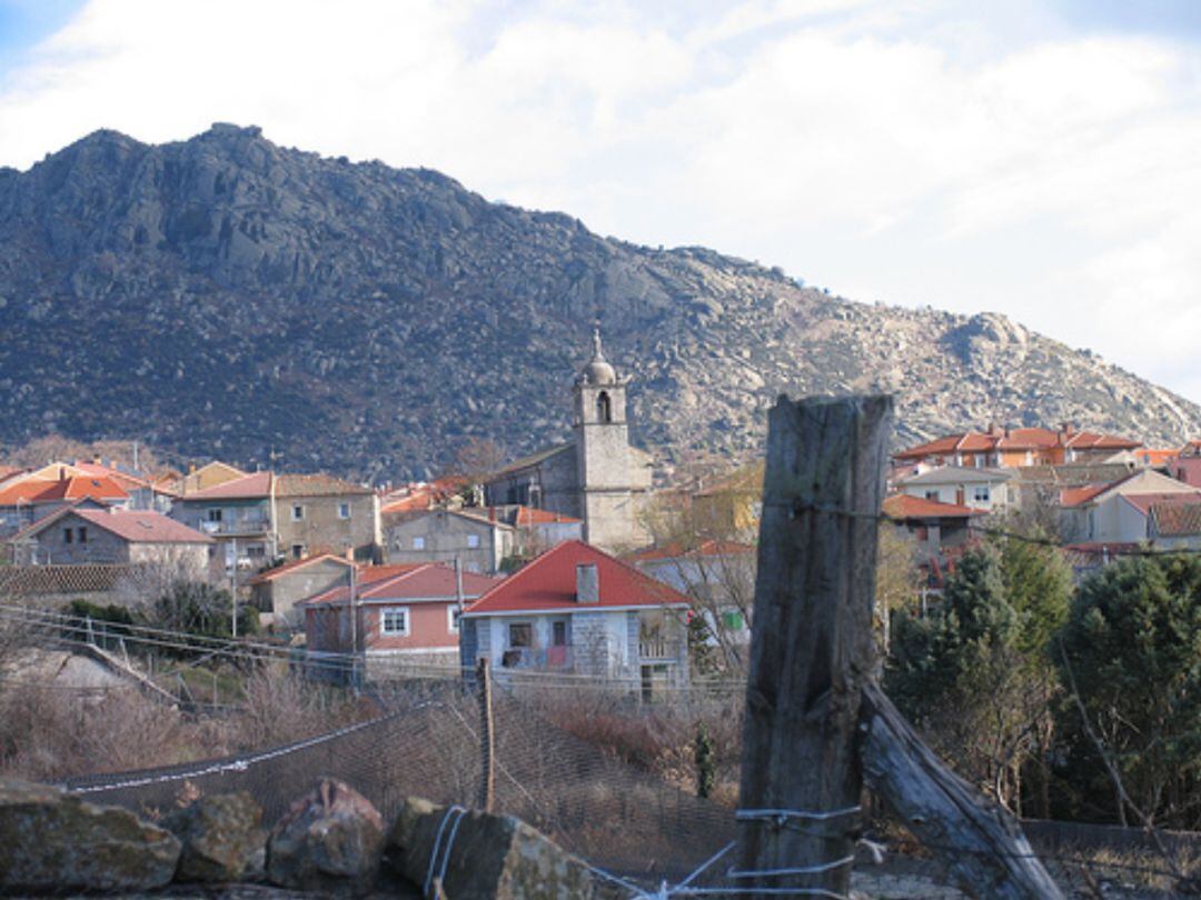 Imagen general de Zarzalejo, pueblo de la sierra en que se ha producido la primera víctima mortal en Madrid.