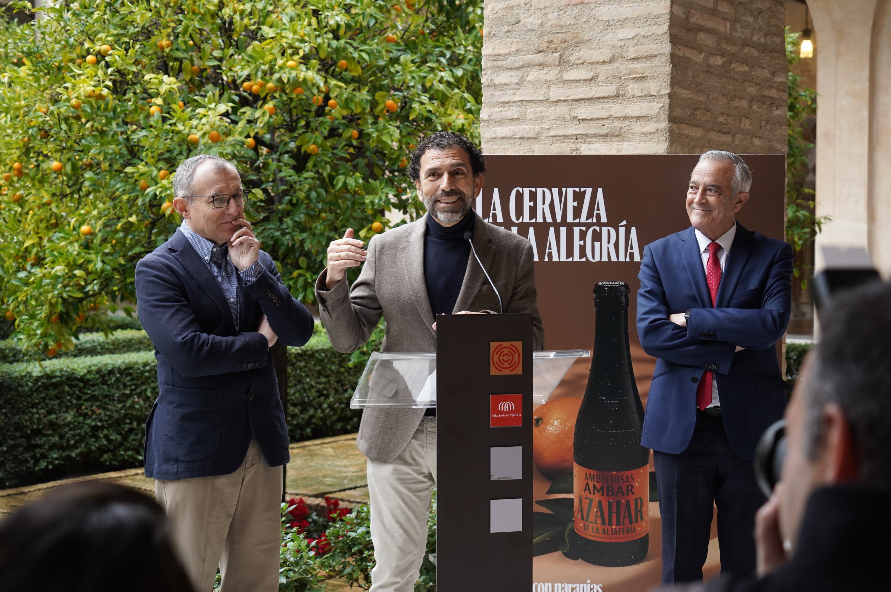 Enrique Torguet, director de Comunicación de Ambar, en la presentación, junto con el presidente de las Cortes, Javier Sada, y el maestro cervecero, Antonio Fumanal