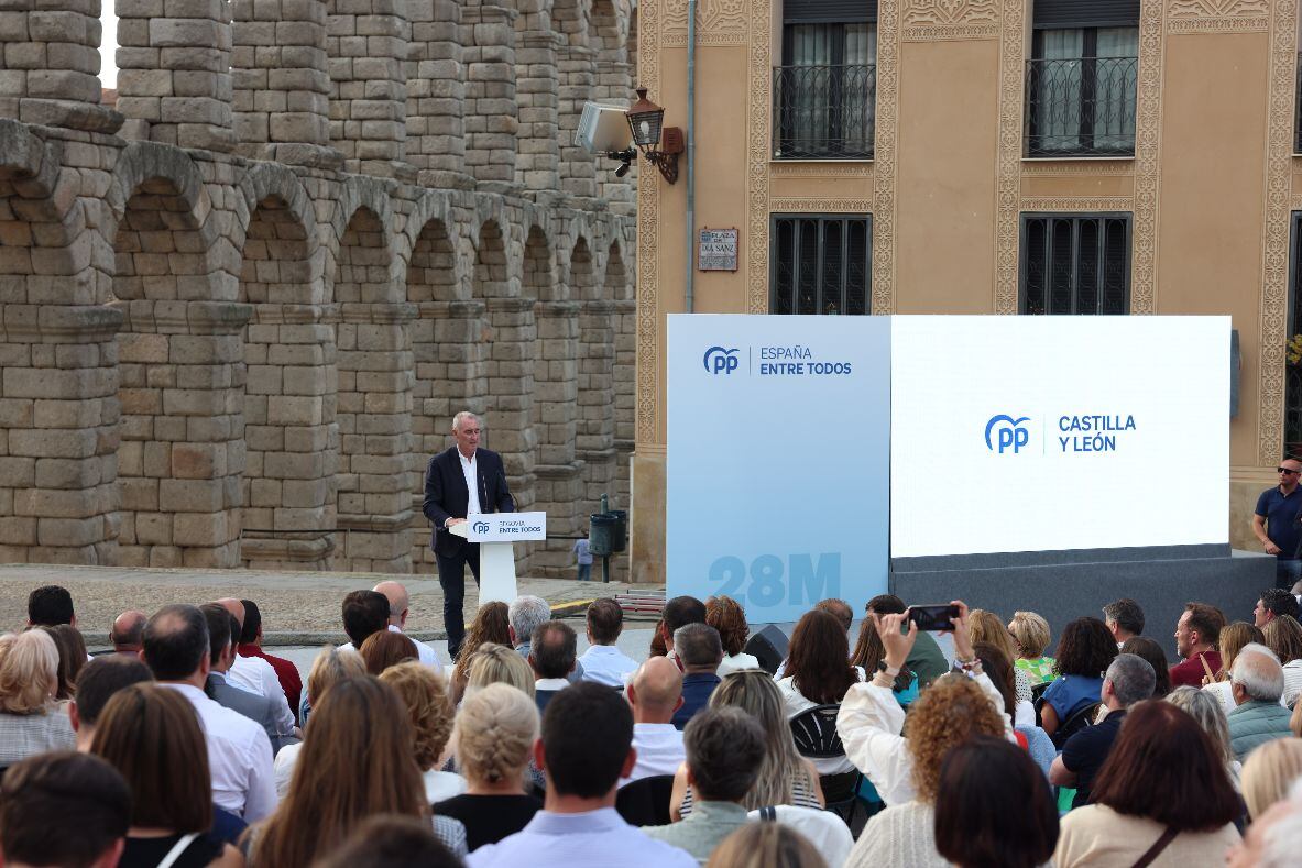 Intervención de José Mazarías a los pies del Acueducto
