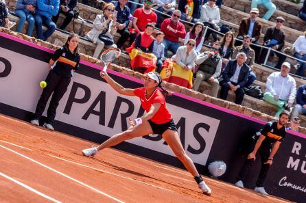 Montserrat González devuelve la bola a la española Garbiñe Muguruza en partido de la eliminatoria.