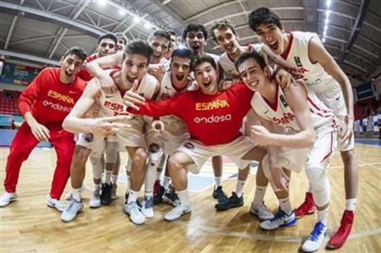 Ignacio Ballespín, agachado, primero por la derecha, festejando con sus compañeros de selección la clasificación para el Mundial U19