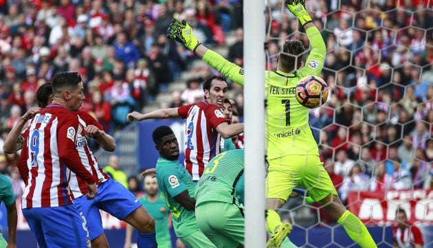 Godín hace el gol del empate para el Atlético.