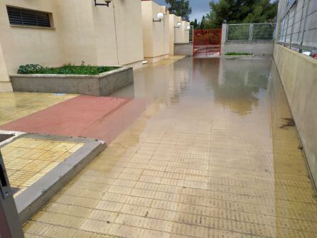 Uno de los accesos al colegio, inundado tras el paso de la borrasca Gloria