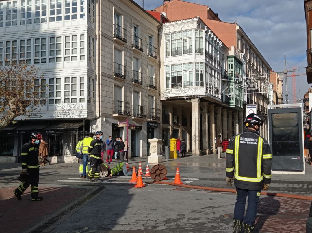 Bomberos de Palencia y personal de Aquona trabajan en la localización y arreglo de la avería