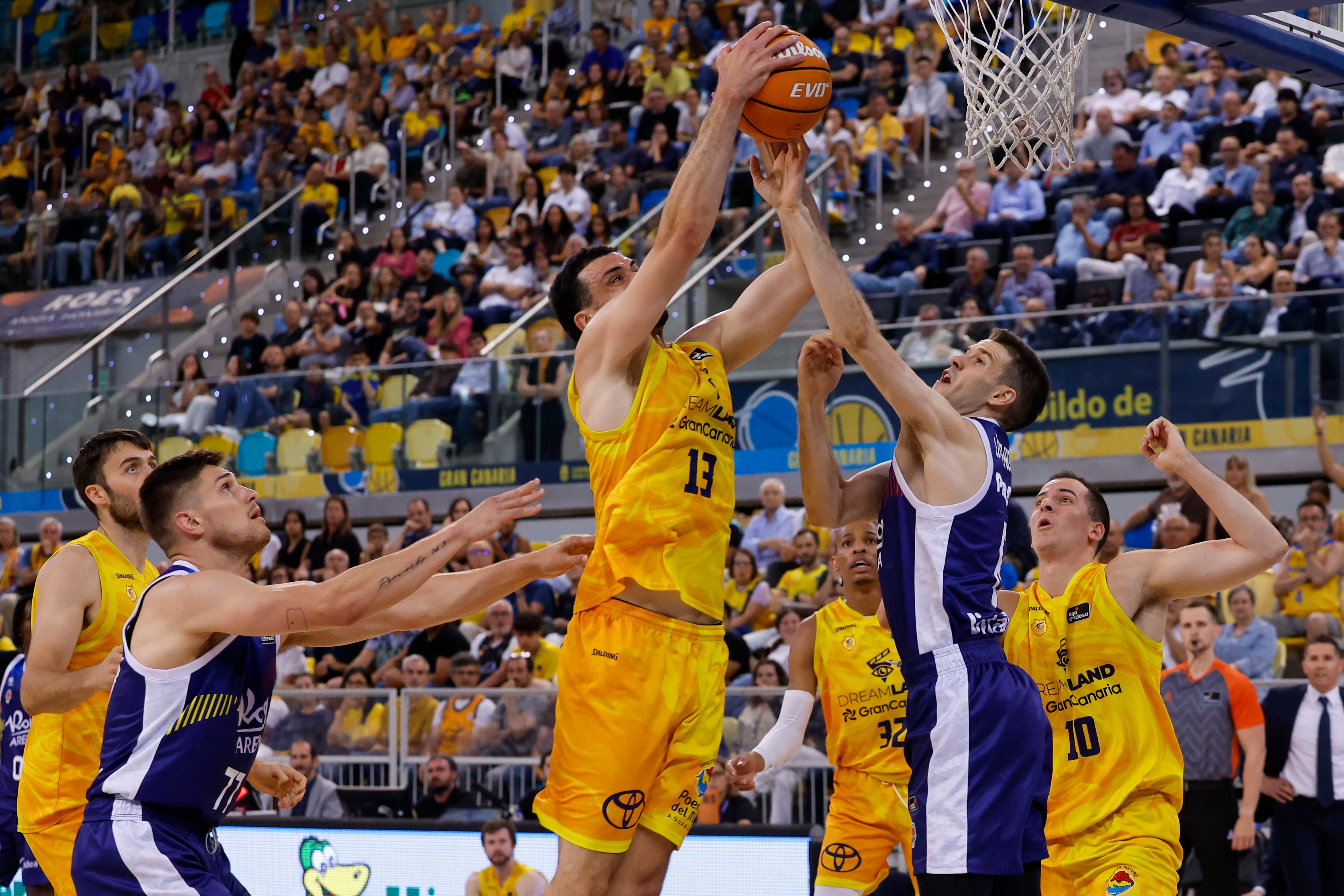 GRAFCAN897. LAS PALMAS DE GRAN CANARIA, 04/06/2025.-.-El jugador del Dreamland Gran Canaria Pierre Pelos (2i) y el jugador del Valencia Basket Xabi López-Arósteguis (d) durante el segundo partido de la eliminatoria de cuartos de final de la Liga Endesa disputado este miércoles en el Gran Canaria Arena, en Las Palmas de Gran Canaria. EFE/ Elvira Urquijo A.

