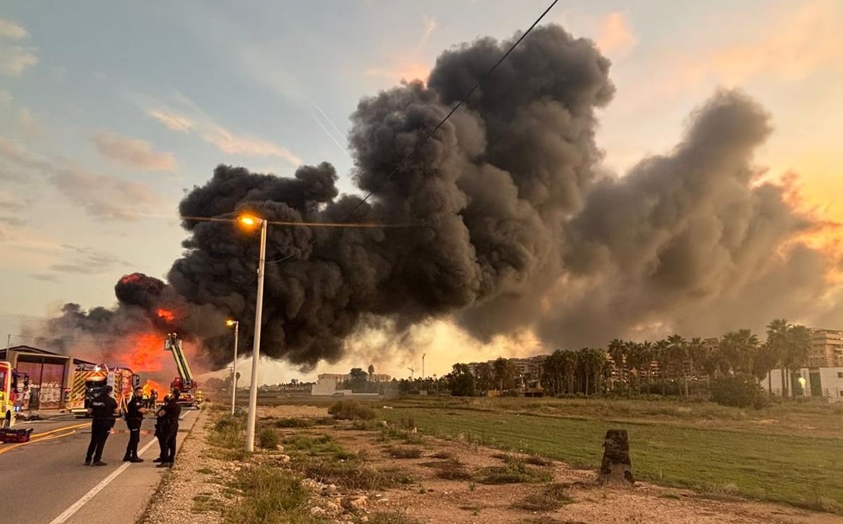 Incendio en una antigua nave en València que provoca una densa columna de humo.